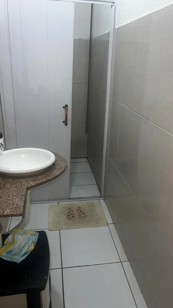 Casa na Massagueira com 3 quartos, 1 garagem coberta, 2 banheiros, 2 salas e 1 cozinha revestida 100% no azulejo.