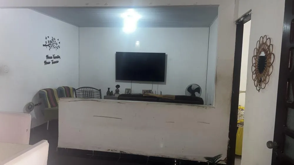Casa na Massagueira com 3 quartos, 1 garagem coberta, 2 banheiros, 2 salas e 1 cozinha revestida 100% no azulejo.