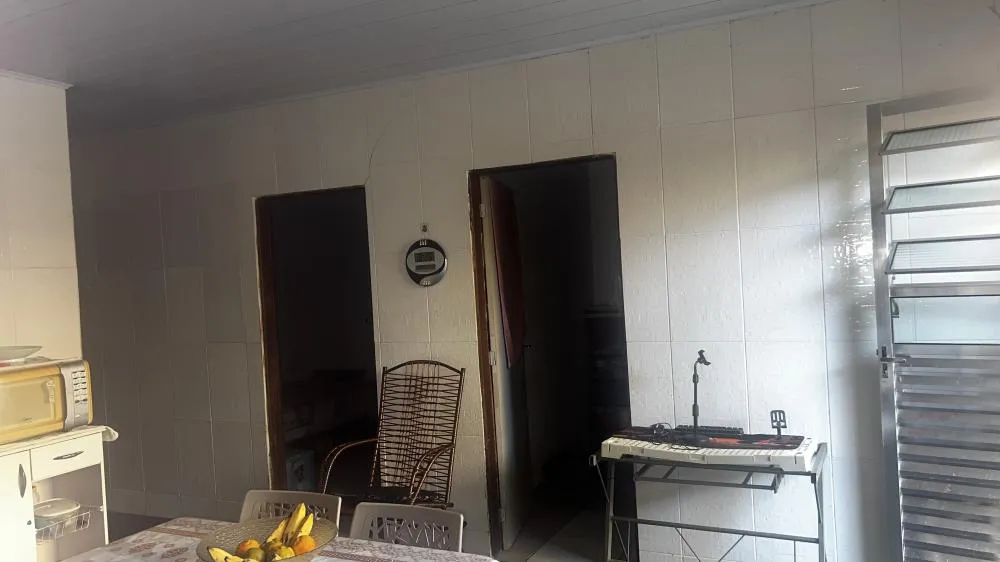 Casa na Massagueira com 3 quartos, 1 garagem coberta, 2 banheiros, 2 salas e 1 cozinha revestida 100% no azulejo.