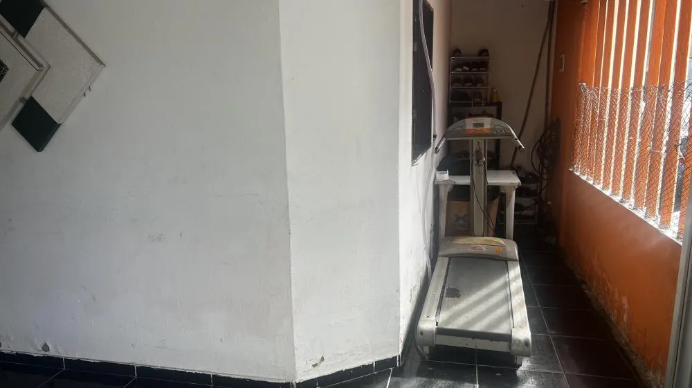 Casa na Massagueira com 3 quartos, 1 garagem coberta, 2 banheiros, 2 salas e 1 cozinha revestida 100% no azulejo.