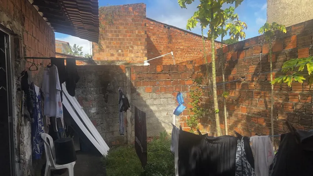 Casa na Massagueira com 3 quartos, 1 garagem coberta, 2 banheiros, 2 salas e 1 cozinha revestida 100% no azulejo.