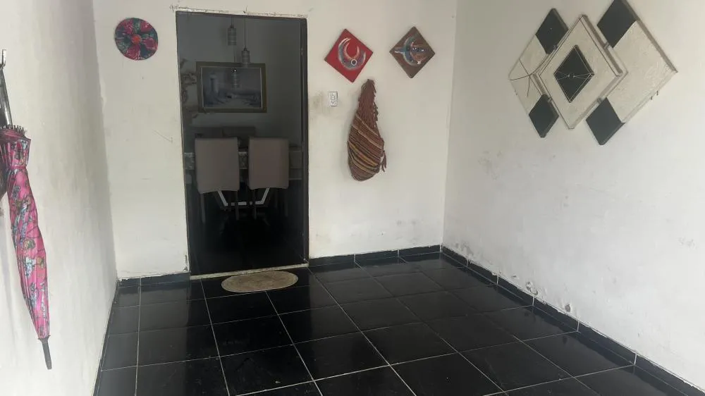 Casa na Massagueira com 3 quartos, 1 garagem coberta, 2 banheiros, 2 salas e 1 cozinha revestida 100% no azulejo.