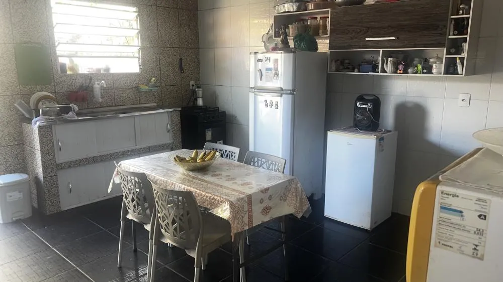 Casa na Massagueira com 3 quartos, 1 garagem coberta, 2 banheiros, 2 salas e 1 cozinha revestida 100% no azulejo.