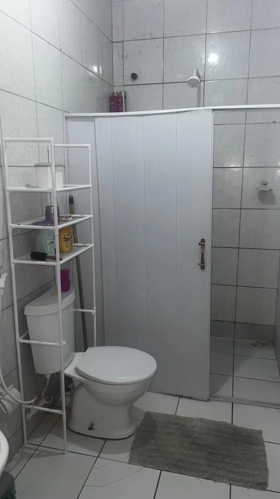 Casa na Massagueira com 3 quartos, 1 garagem coberta, 2 banheiros, 2 salas e 1 cozinha revestida 100% no azulejo.