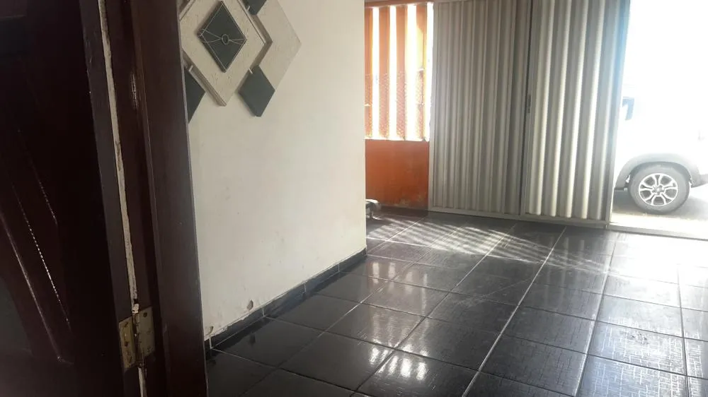 Casa na Massagueira com 3 quartos, 1 garagem coberta, 2 banheiros, 2 salas e 1 cozinha revestida 100% no azulejo.
