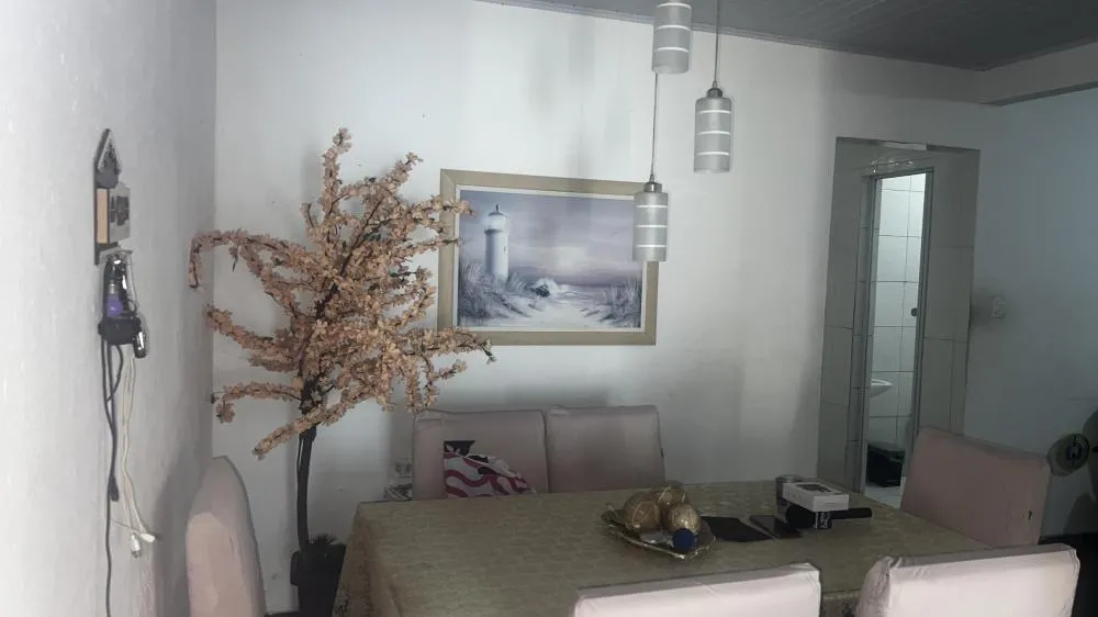 Casa na Massagueira com 3 quartos, 1 garagem coberta, 2 banheiros, 2 salas e 1 cozinha revestida 100% no azulejo.