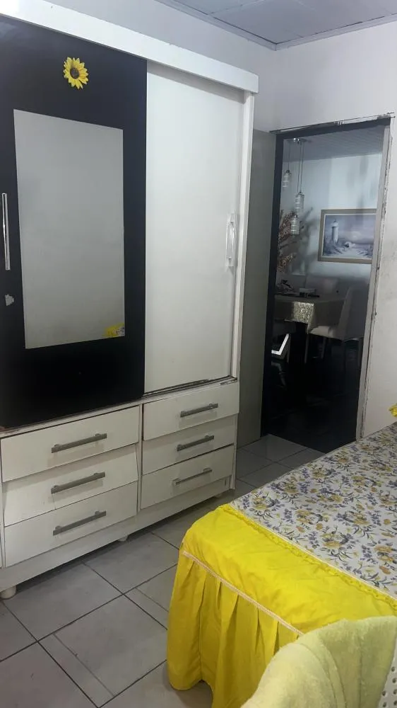 Casa na Massagueira com 3 quartos, 1 garagem coberta, 2 banheiros, 2 salas e 1 cozinha revestida 100% no azulejo.