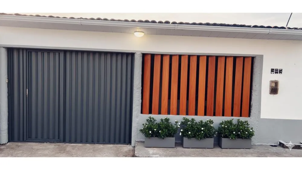Casa na Massagueira com 3 quartos, 1 garagem coberta, 2 banheiros, 2 salas e 1 cozinha revestida 100% no azulejo.
