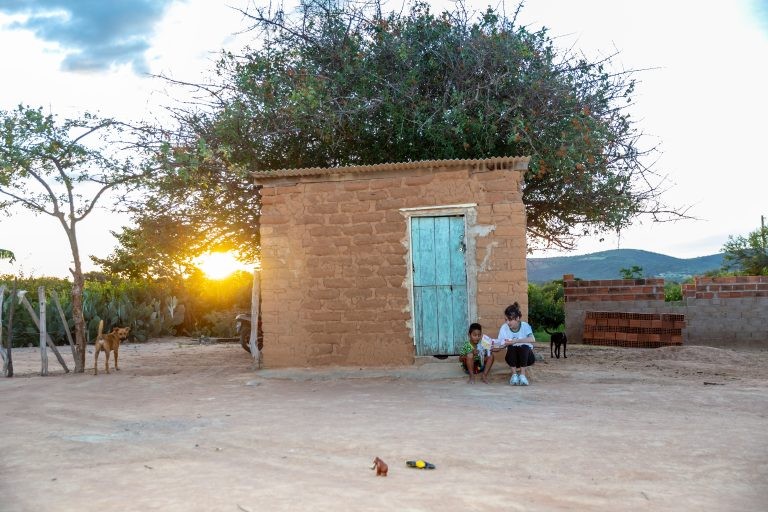 Crianças à porta de suas casas em uma comunidade quilombola - (Foto: Depositphotos)