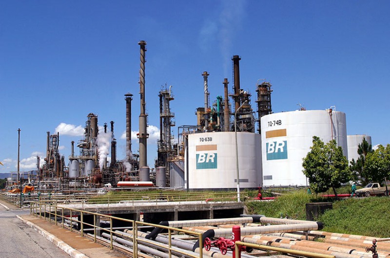 A justificativa do governo para o fim do Regime Especial da Indústria Química é a necessidade de compensar a desoneração do Imposto de Renda que seria recolhido por empresas aéreas - Geraldo Falcão/Agência Petrobras