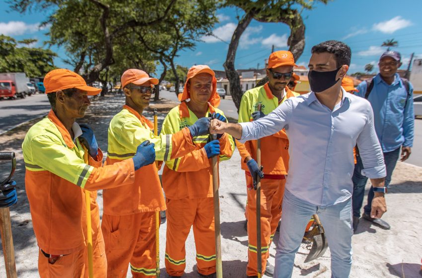 Prefeito JHC dialoga com a equipe de limpeza que atua no Vergel do Lago, local contemplado com mais uma iniciativa de inclusão da Prefeitura de Maceió. Foto: Itawi Albuquerque / Secom Maceió