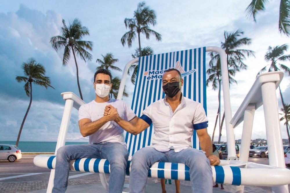 Ex-jogador Cafu visita cadeira de praia gigante na orla marítima de Maceió
