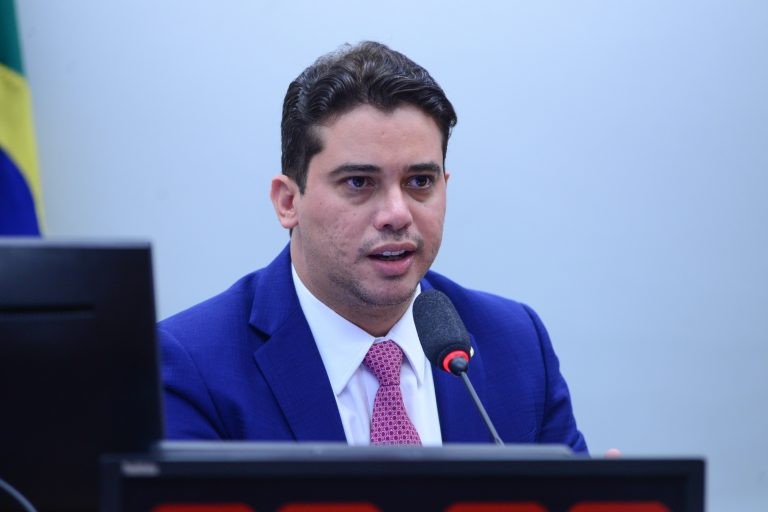 Júnior Mano: inclusão da bolsa no cálculo da renda familiar desestimula desenvolvimento acadêmico - (Foto: Billy Boss/Câmara dos Deputados)