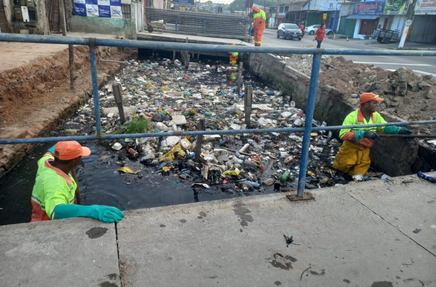 Desenvolvimento Sustentável retira mais de 15 toneladas de resíduos de canal no bairro da Levada. Foto: Ascom Sudes