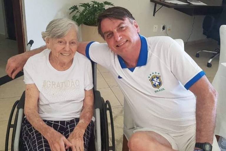 Morre a mãe de Bolsonaro