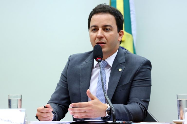 Célio Studart ressalta que os abrigos usam muita água para manter a higiene do local - (Foto: Vinicius Loures/Câmara dos Deputados)