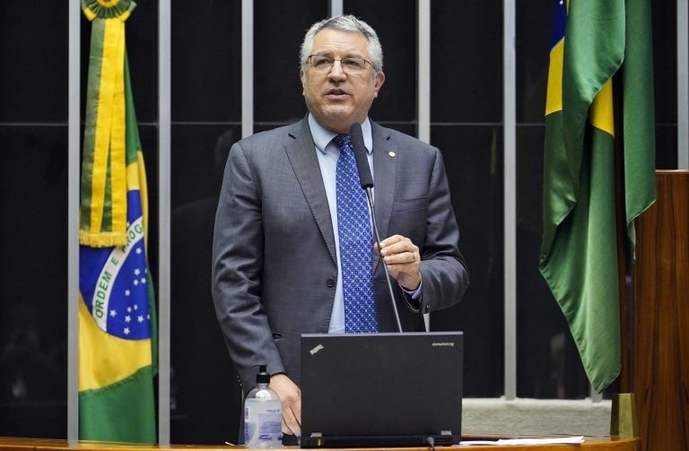 Padilha: número de profissionais trazido pelo governo coincide com o dos sindicatos - (Foto: Pablo Valadares/Câmara dos Deputados)