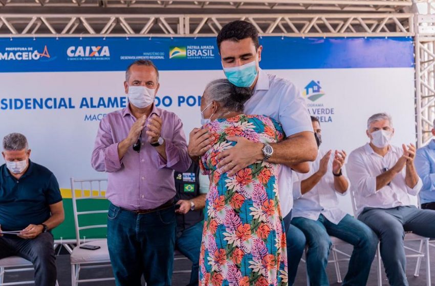 Prefeito JHC entrega as chaves da nova residência a dona Cícera Nunes e compartilha de sua emoção. Foto: Edvan Ferreira / Secom Maceió
