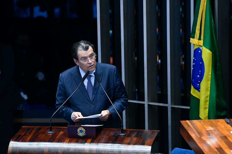 Eduardo Braga (MDB-AM), relator do PL 4.392/2021, que determina subsídio federal para garantir gratuidade de transporte público aos maiores de 65 anos - Marcos Oliveira/Agência Senado