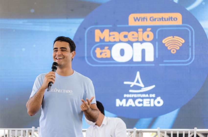 Prefeito JHC destaca que a iniciativa da gestão combate à desigualdade digital. Foto: Edvan Ferreira / Secom Maceió