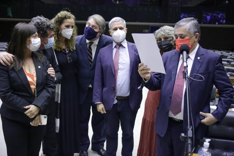 Deputados acompanham leitura do parecer de José Guimarães (D) - (Foto: Paulo Sergio/Câmara dos Deputados)