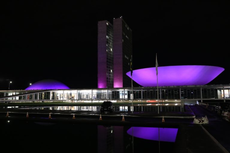 Congresso se ilumina de lilás em comemoração do Dia Internacional da Mulher