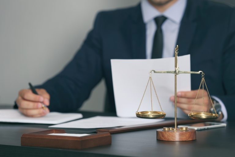 Na arbitragem, uma pessoa escolhida pelas partes soluciona o conflito - (Foto: Depositphotos)
