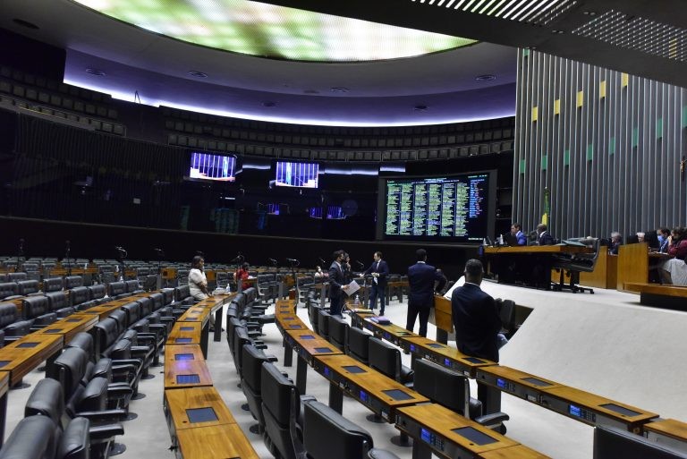 Deputados analisam projetos no Plenário - (Foto: Zeca Ribeiro/Câmara dos Deputados)