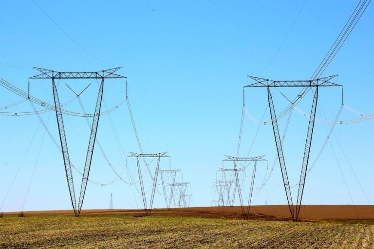 Projeto da Lei Marília Mendonça prevê sinalização de torre de energia