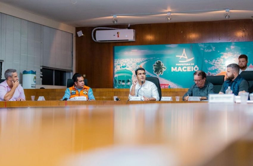 Prefeito JHC reunido com a equipe de secretários para reforçar que os trabalhos preventivos têm continuidade. Foto: Edvan Ferreira / Secom Maceió