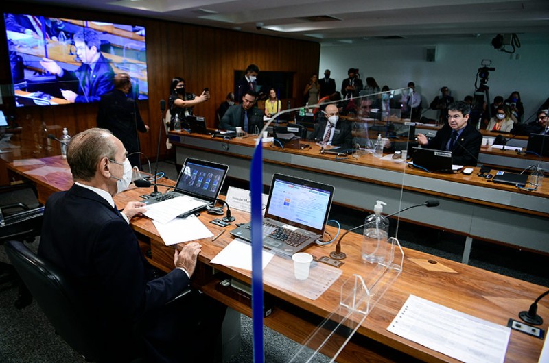 Os requerimentos de autoria do senador Randolfe Rodrigues, também pediram esclarecimentos do presidente do FNDE, de pastores e de prefeitos, sobre acusações de esquema irregular junto ao MEC - Pedro França/Agência Senado