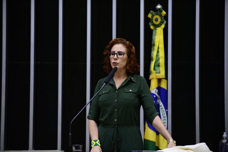 A autora da proposta, deputada Carla Zambelli - (Foto: Nilson Bastian/Câmara dos Deputados)