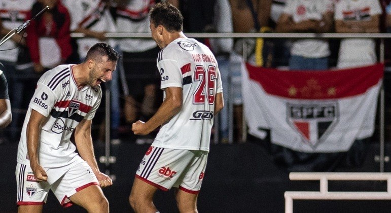 Em um Morumbi lotado, o São Paulo venceu o Palmeiras por 3 a 1