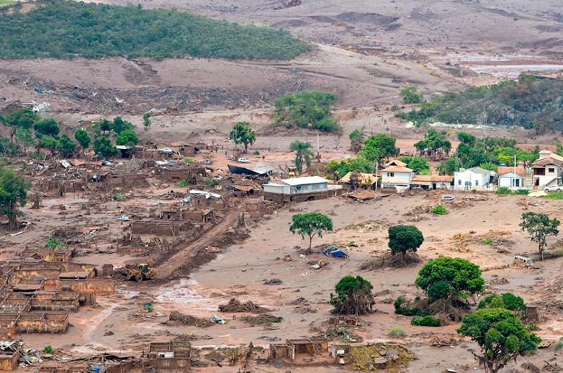 Rompimento de barragem de mineração em Mariana (MG), em 2015: reparação a passos lentos - Antonio Cruz/ABr