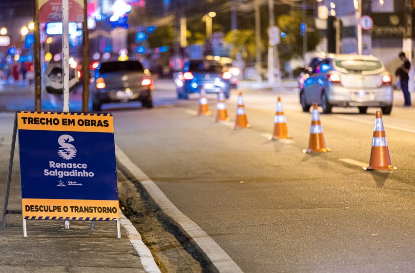 Via recebe implantação da rede de esgotamento sanitário. Foto: Itawi Albuquerque/Secom Maceió