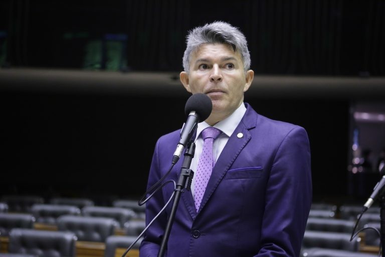 Medeiros: projeto também quer incentivar plantio de florestas com espécies nativas - (Foto: Paulo Sergio/Câmara dos Deputados)