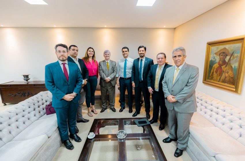 Prefeito JHC com o governador em exercício, Kléver Loureiro, o senador Rodrigo Cunha, a deputada Jó Pereira e representantes do governo interino. Foto: Edvan Ferreira / Secom Maceió