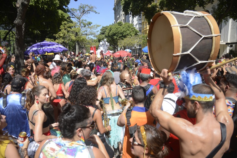 Carnaval fora de época no Rio também tem blocos na rua