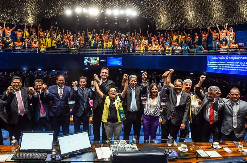 Parlamentares e agentes comunitários de saúde e de combate às endemias durante a sessão de promulgação - Waldemir Barreto/Agência Senado