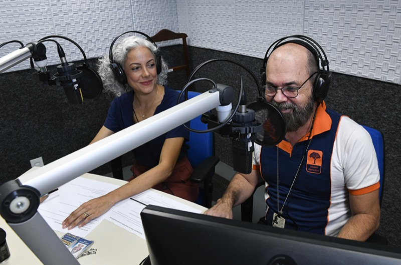 Diretora da Secretaria de Comunicação Social do Senado, Érica Ceolin, anuncia o nome dos 27 ganhadores do projeto Jovem Senador 2022 ao lado de Antônio Carlos Burity, chefe da equipe do projeto - Roque de Sá/Agência Senado