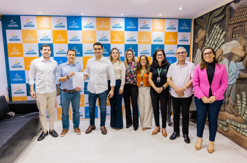 Prefeito JHC recebeu o projeto da MRV Engenharia e entregou o documento 'Habite-se' para o novo empreendimento. Foto: Edvan Ferreira / Secom Maceió