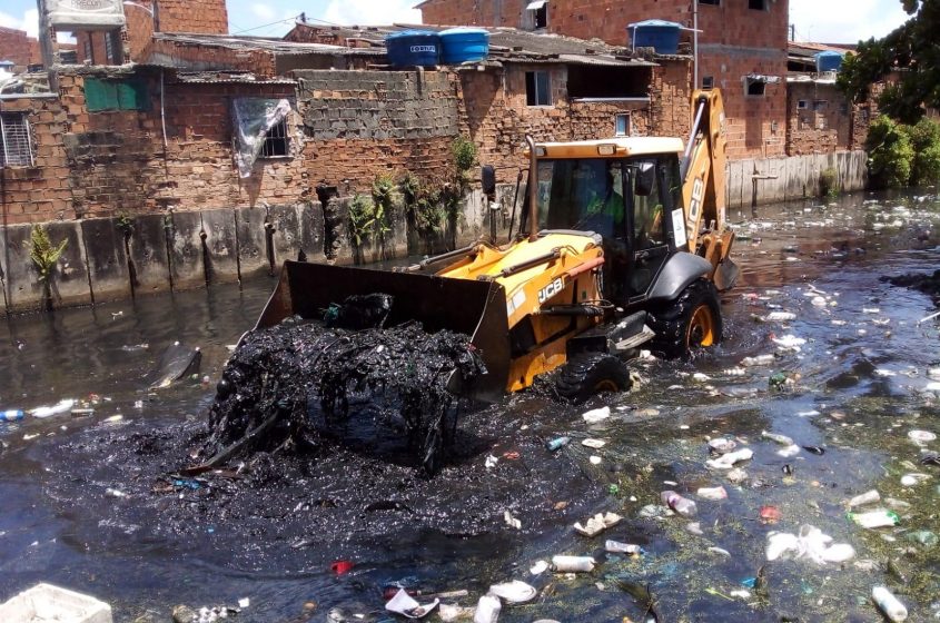 Cerca de 50 agentes de limpeza, com a ajuda de máquinas retroescavadeiras, estão retirando barro e resíduos descartados de forma irregular pela população. Foto: Ascom Sudes