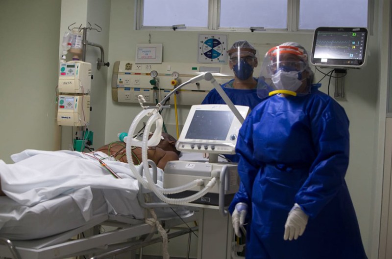 Profissionais de enfermagem atendem paciente com covid-19 em hospital da Bahia - Paula Fróes/GOV BA