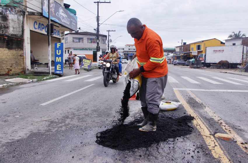 Avenida Senador Rui Palmeira, na Levada, recebendo asfalto a frio. Foto: Wilma Andrade/Ascom Seminfra