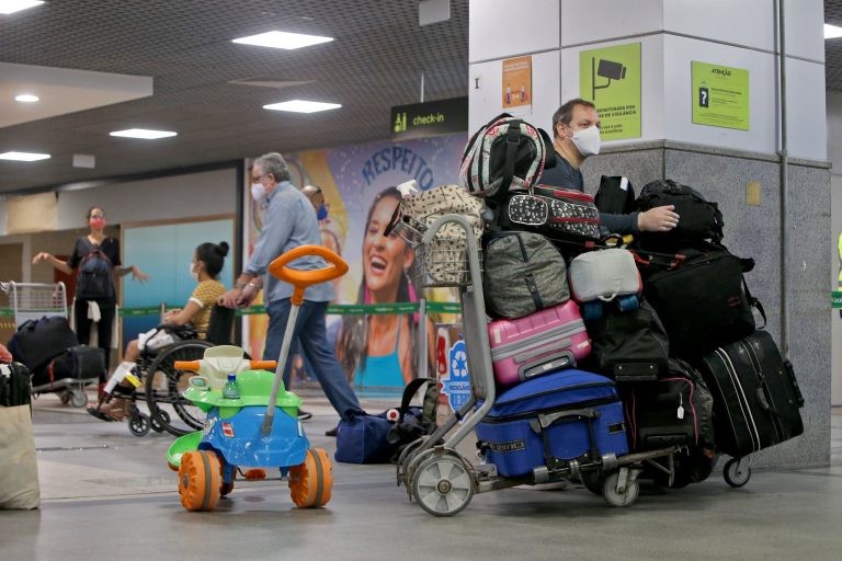 Passageiros ainda precisam usar máscaras dentro do avião e em algumas partes do aeroporto - (Foto: Paula Fróes/Governo da Bahia)