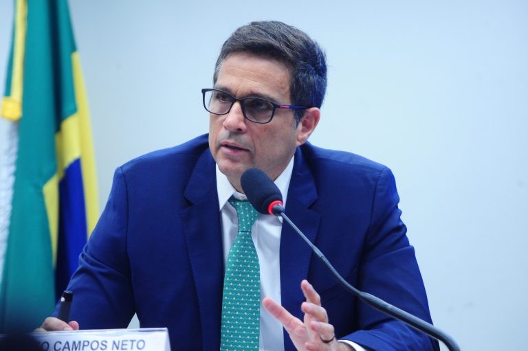 Campos Neto: BC defende juros, câmbio flutuante e 
