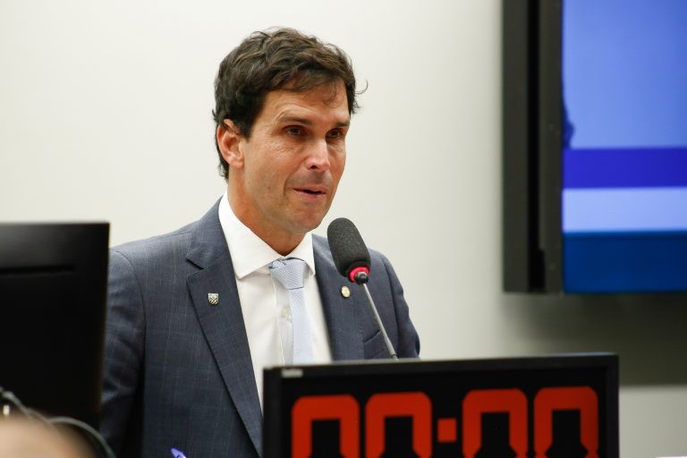 Luiz Lima sugeriu alternativas para superar baixo investimento na base - (Foto: Elaine Menke/Câmara dos Deputados)