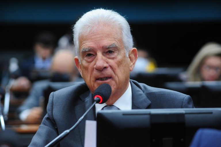 Para Rubens Bueno, proposta acaba com um privilégio - (Foto: Billy Boss/Câmara dos Deputados)