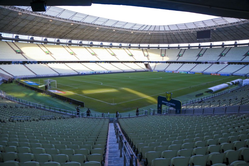 Governo volta a propor troca imediata do gramado da Arena Castelão; Clubes não aceitam