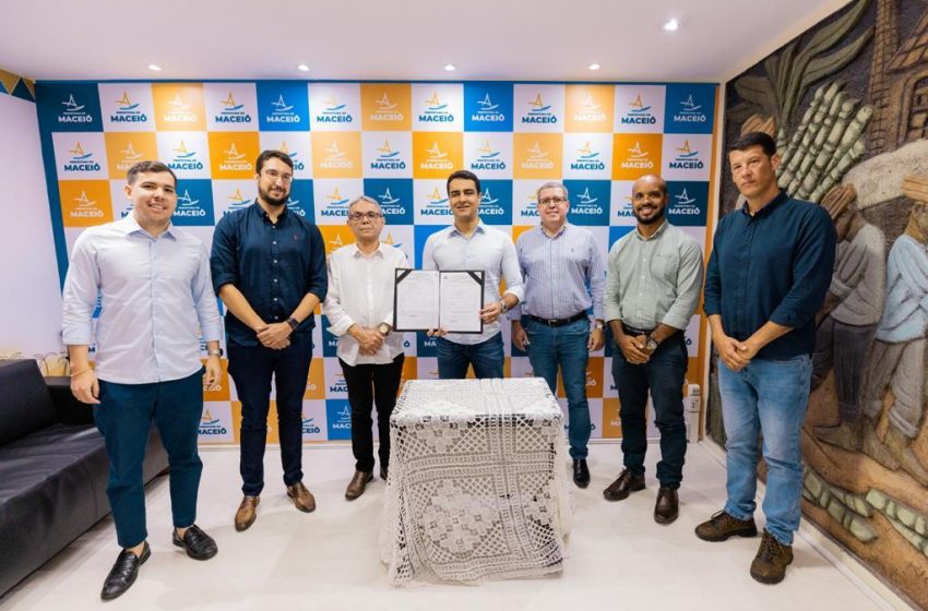 Prefeito JHC entrega alvarás para duas unidades do Assaí que vão gerar mais de mil empregos em Maceió